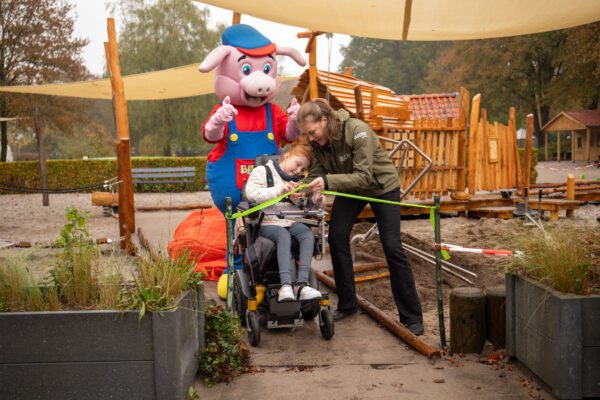 Opening rolstoelvriendelijke speeltuin Binky