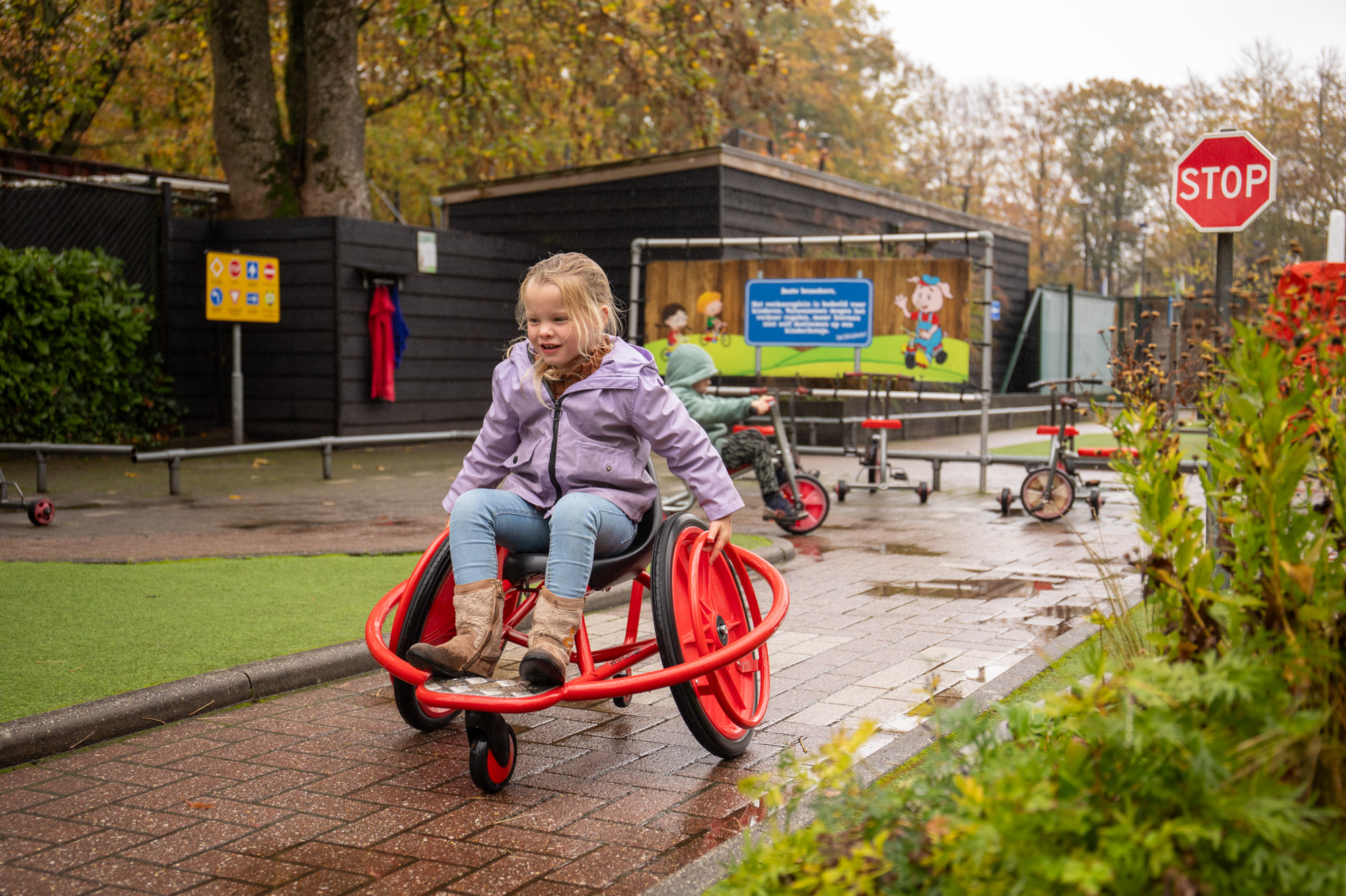 De rolstoelfiets in het Verkeerspark van Binky